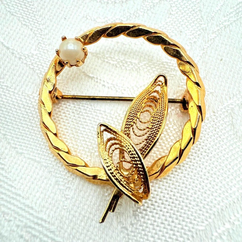 Vintage Leaf Filigree Spun Wire Work Circle Brooch Pin w/ Faux Pearl Center